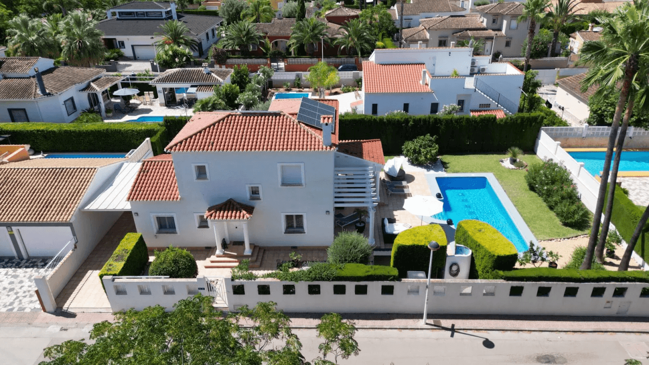 Meernahe Villa in Els Poblets mit Salzwasserpool und großem Grundstück, 3 Schlafzimmern, Gas-Zentralheizung und Zentral-Klimaanlage.