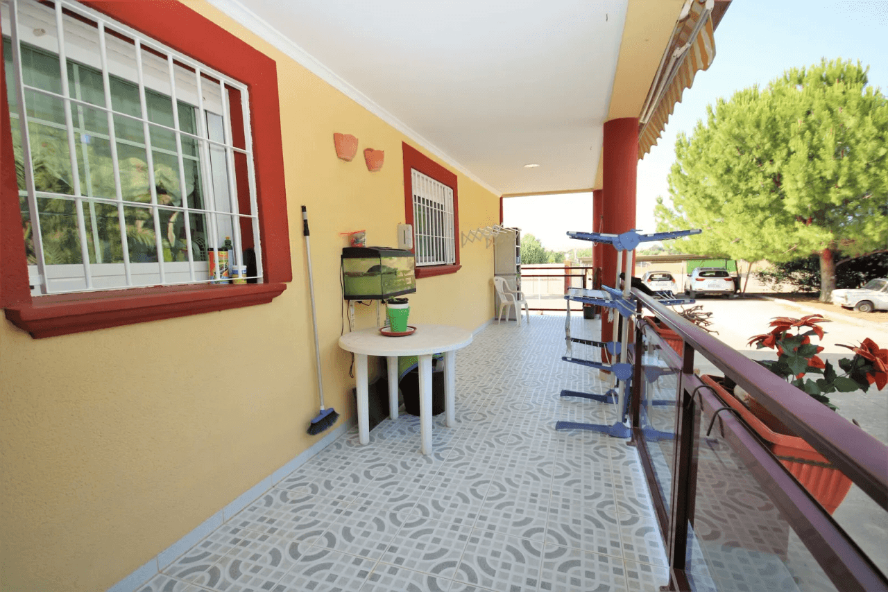 Magnifique villa de 4 chambres avec grande piscine sur un terrain très privé et proche de la plage.