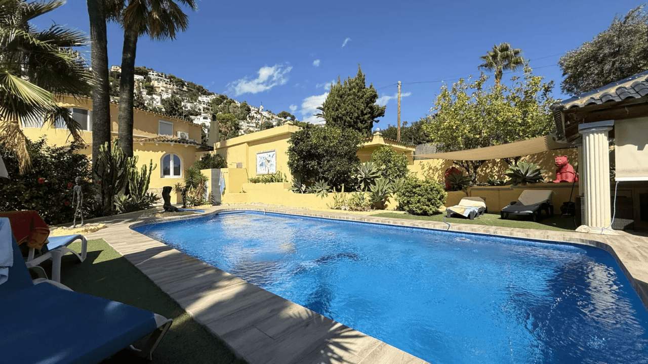 Große Villa auf Eckgrundstück mit Pool und Doppelgarage in Top-Lage Benissa Montemar