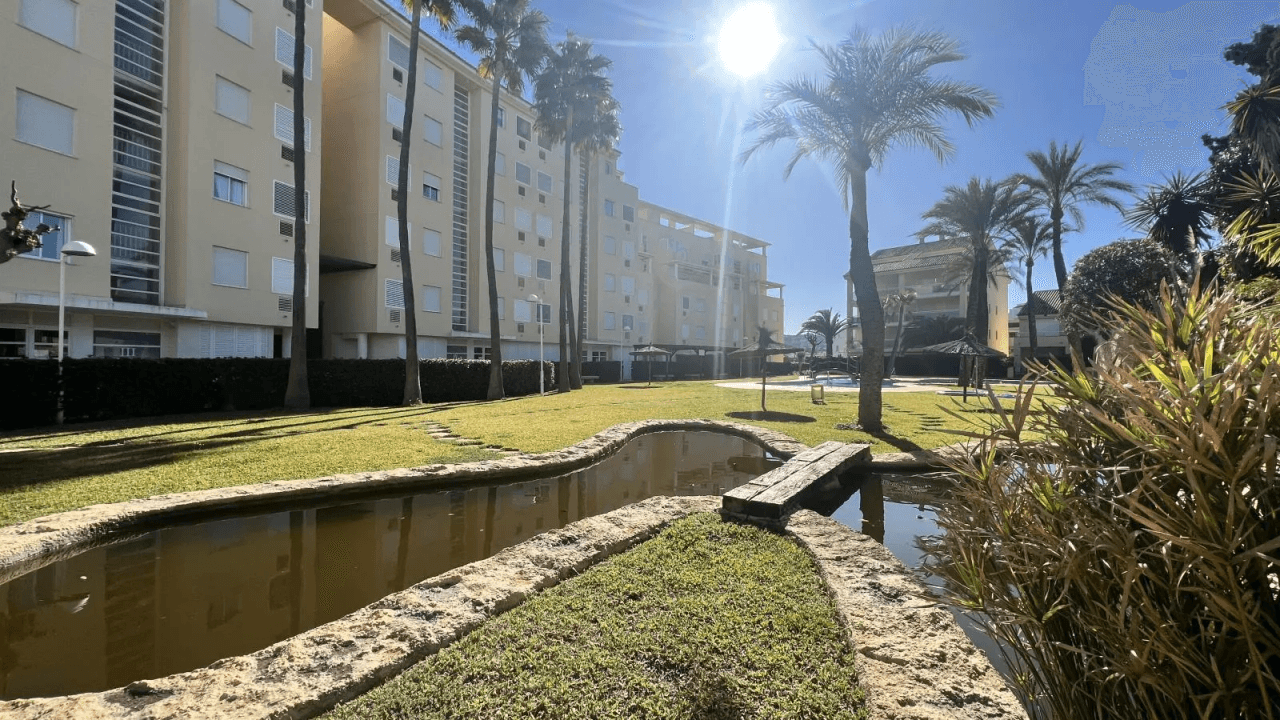 Appartement avec 2 chambres, piscine communautaire et à seulement 50m de la mer Méditerranée !