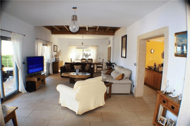 Villa de luxe en parfait état, avec piscine débordante, appartement d‘invité, FH, vue mer, garage et beaucoup plus.