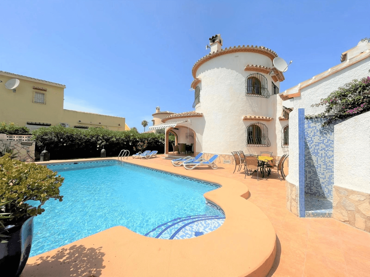 Schöne gepflegte Villa mit mediterranem Garten, großen Privatpool und Klimaanlagen