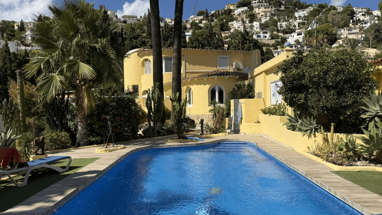 Große Villa auf Eckgrundstück mit Pool und Doppelgarage in Top-Lage Benissa Montemar
