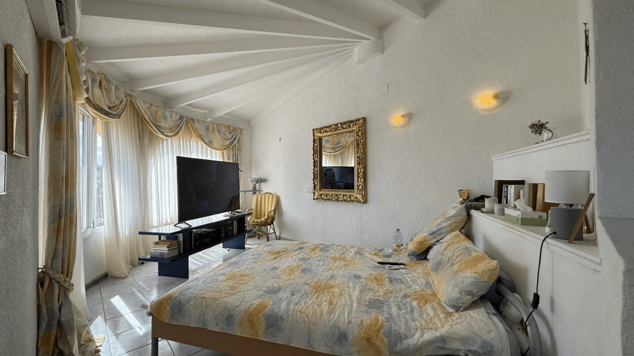 Große Villa auf Eckgrundstück mit Pool und Doppelgarage in Top-Lage Benissa Montemar