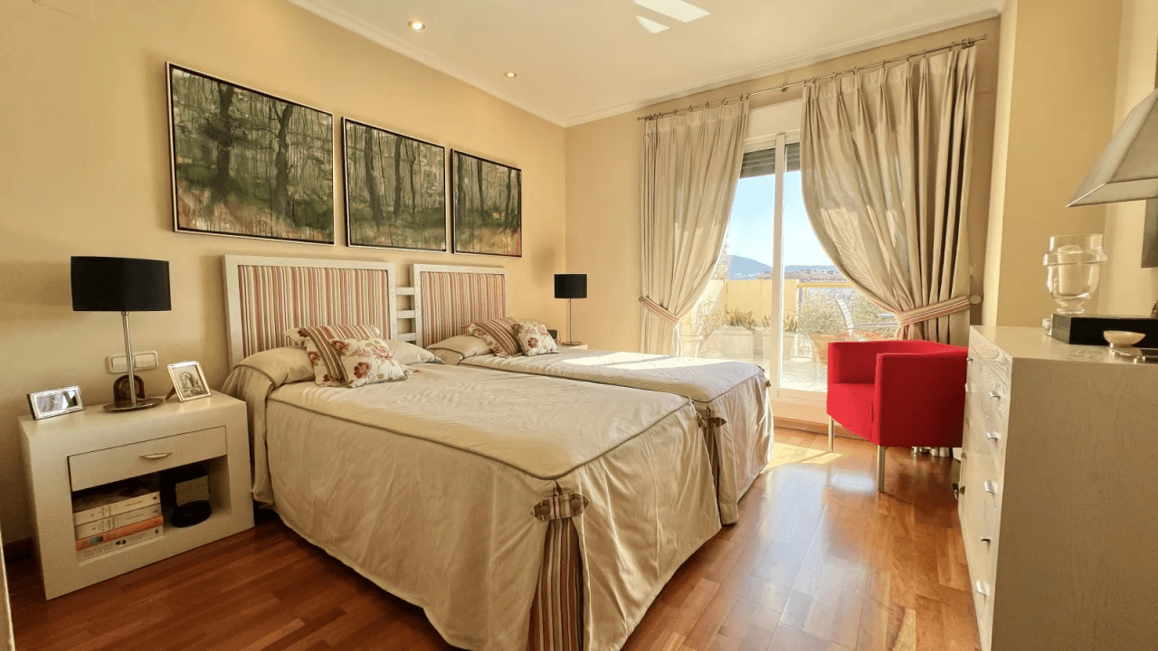 Penthouse duplex exclusif avec 4 chambres et piscine privée sur le toit-terrasse