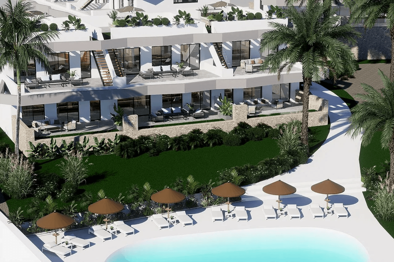 Appartements de 2 chambres au dernier étage avec 2 salles de bains, piscine communautaire et vue sur la mer