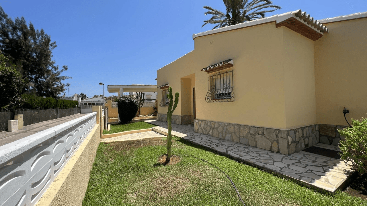 Sehr gepflegte Villa in ruhiger Wohnlage mit Privatpool in Meernähe