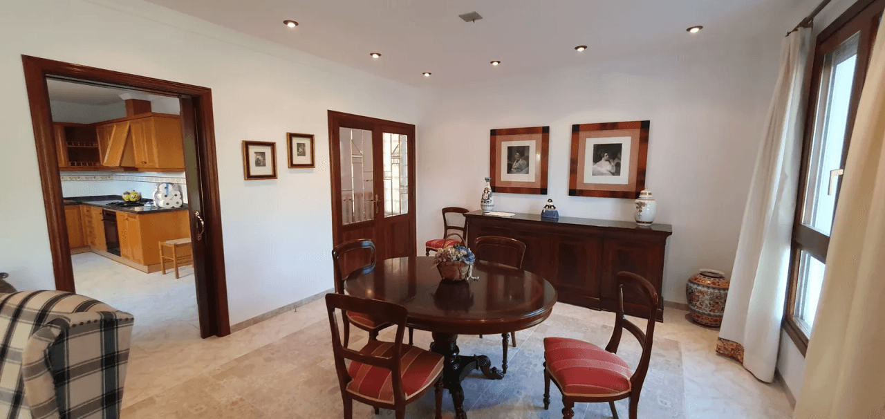 Mansión muy bien cuidada en excelente zona residencial en Oliva XL parcela