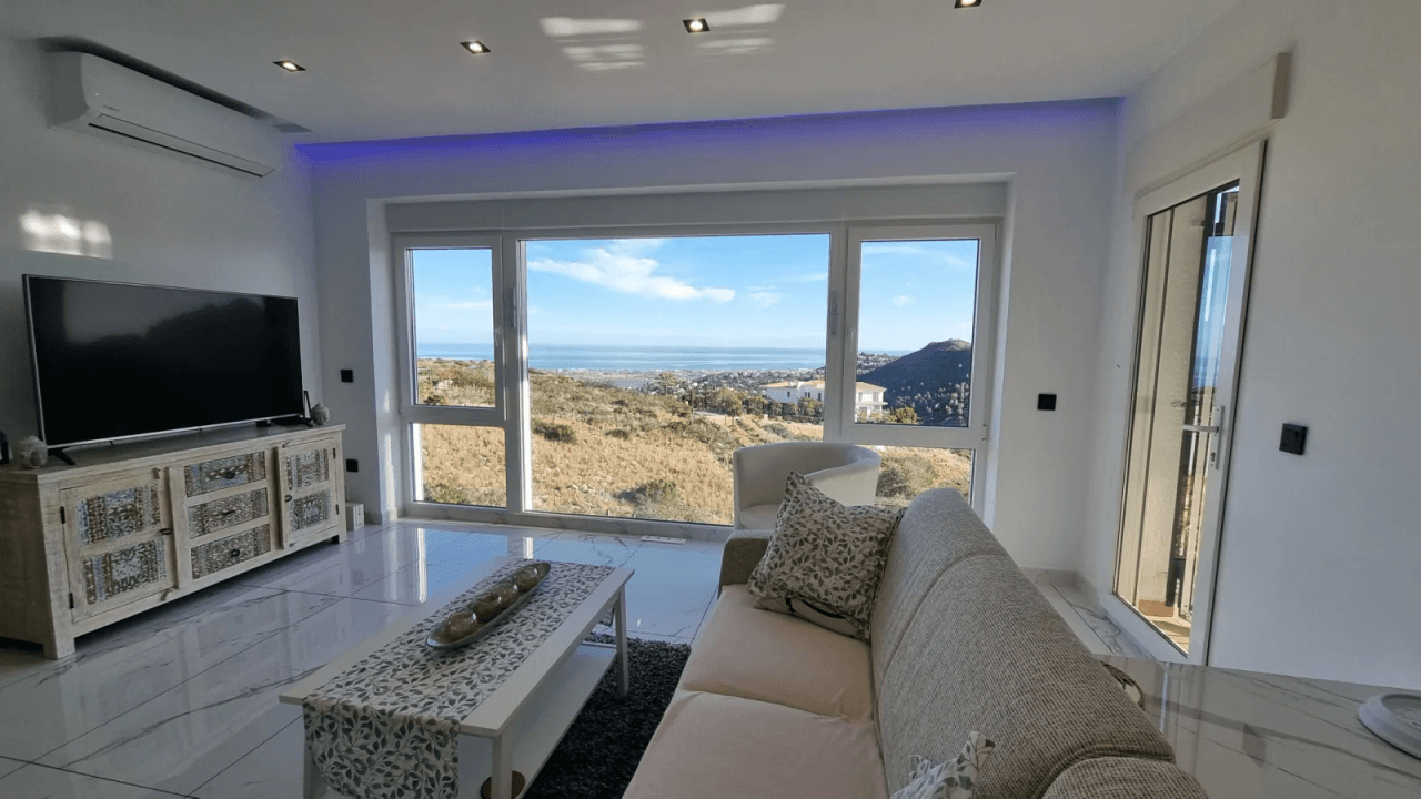 Villa muy bien cuidada de 4 dormitorios con piscina en una impresionante ubicación panorámica en Rafol del Almunia