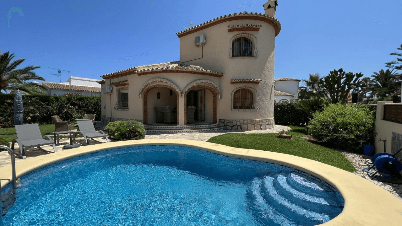 Sehr gepflegte Villa, ruhig und sonnig, nur 500 Meter zum Meer