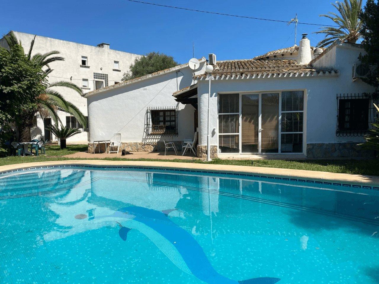 Restaurant avec piscine, grand terrain en excellent emplacement, maison, garage et plus.
