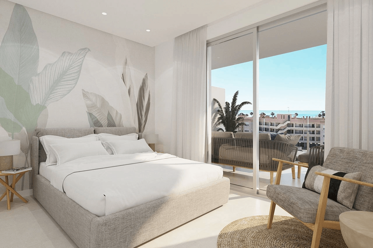 Áticos de 2 dormitorios y 2 baños con solario, preinstalación aire acondicionado, vistas al mar y piscina comunitaria a tan sólo 100 m de la playa