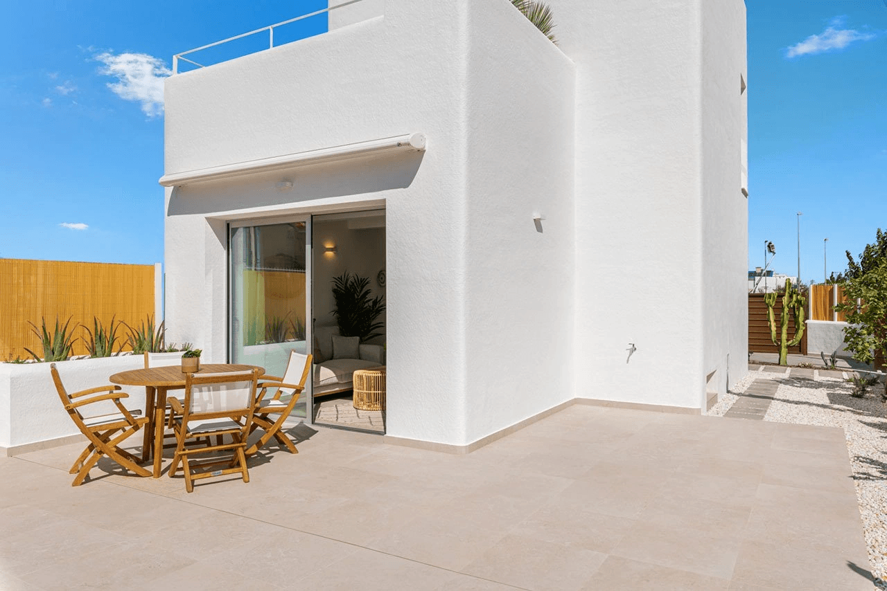Villas de dos plantas con 3 dormitorios, 2 baños, preinstalación aire acondicionado y piscina privada en el campo La Serena Golf