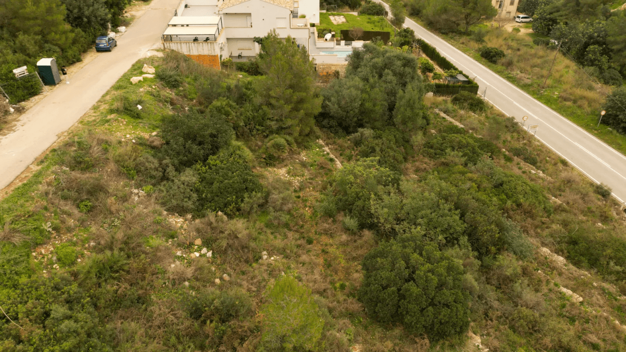 Parcelle optimale avec vue panoramique et proche du centre du village