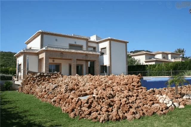 Villa de luxe en parfait état, avec piscine débordante, appartement d‘invité, FH, vue mer, garage et beaucoup plus.