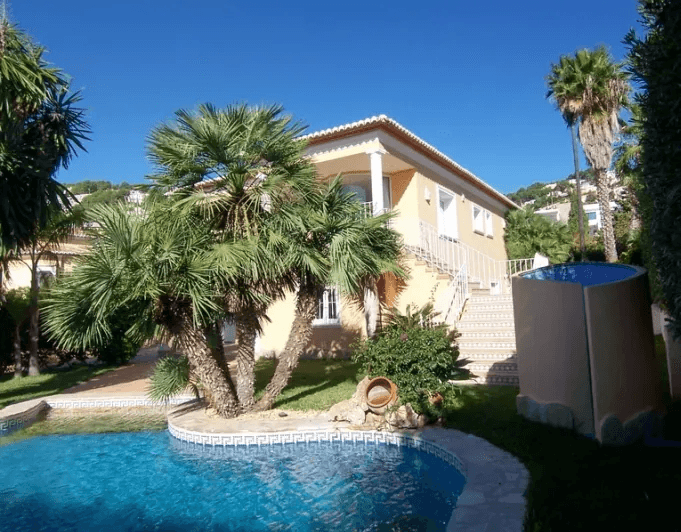 Neuere Villa mit 4 Schlafzimmer zu Verkaufen in Moraira