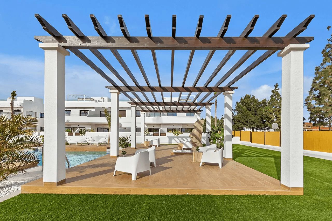 Apartamentos de 3 dormitorios y 2 baños con piscina comunitaria y parking privado junto al La Serena Golfresort