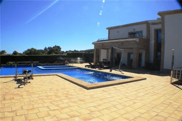 Villa de luxe en parfait état, avec piscine débordante, appartement d‘invité, FH, vue mer, garage et beaucoup plus.