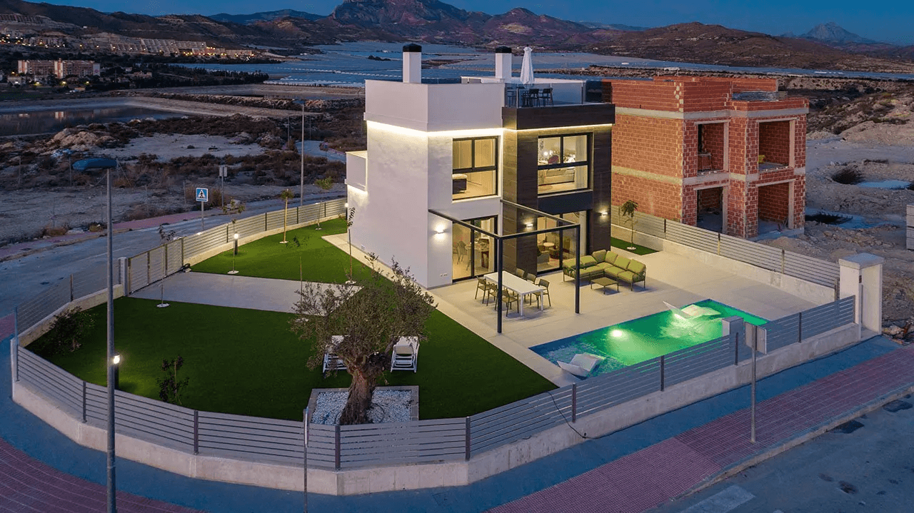 Merveilleuses villas avec 3 chambres, 3 salles de bain, toit-terrasse, vue sur la mer et piscine privée