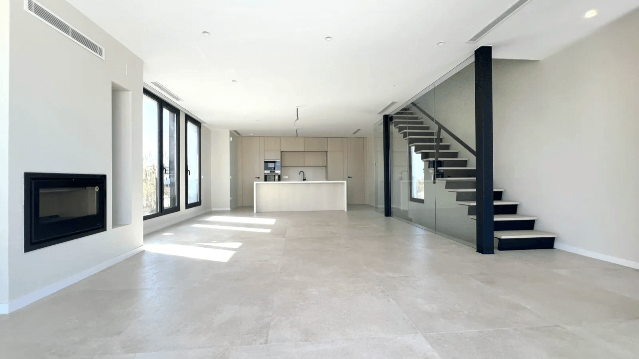 Villa de lujo de nueva construcción con acceso directo a la playa a poca distancia del puerto y del campo de golf.