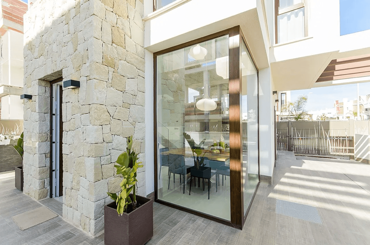 Villas modernas de 3 dormitorios y 3 baños con solario, piscina privada, parking privado y sótano opcional