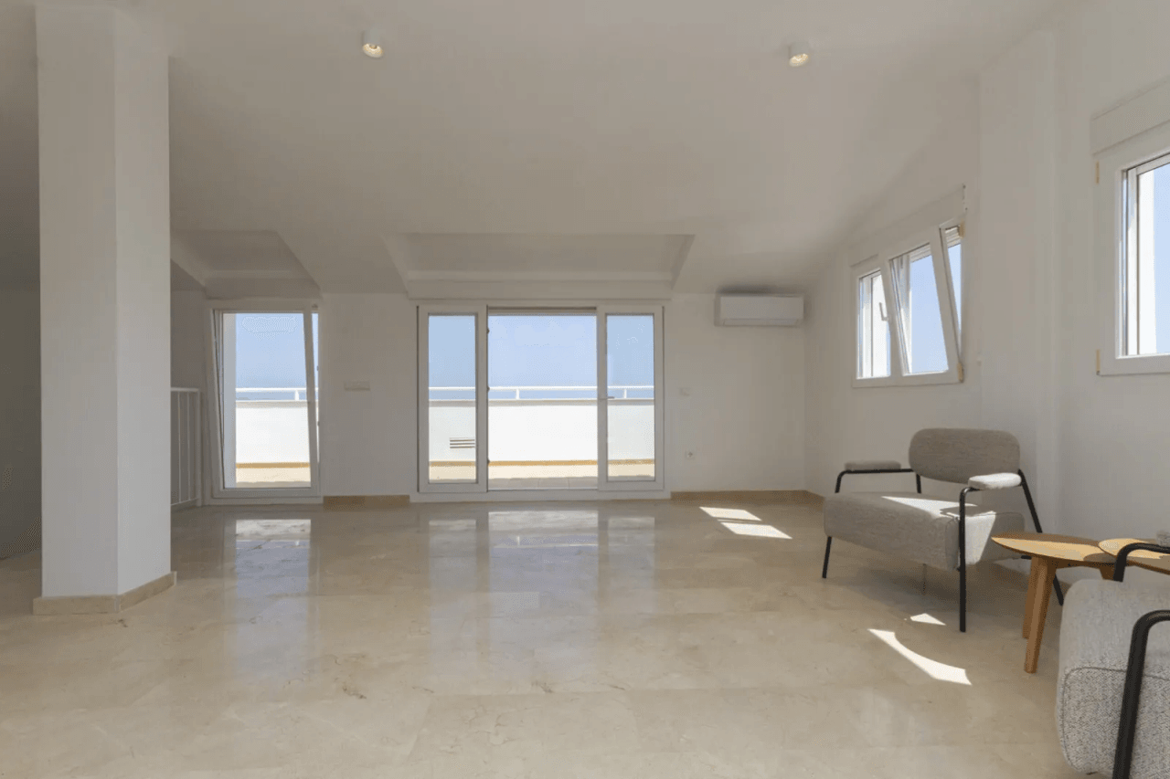 Superbe appartement duplex penthouse de 3 chambres dans un endroit calme avec vue imprenable sur le Monte Pego