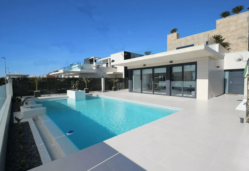Villas exclusives avec 4 chambres à coucher, 4 salles de bains, toit-terrasse et piscine privée à seulement 600 m de la plage