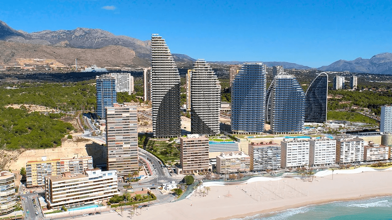 Appartements avec 4 chambres, 2 salles de bain, W.C., climatisation et vue sur la mer à seulement 100 m de la plage