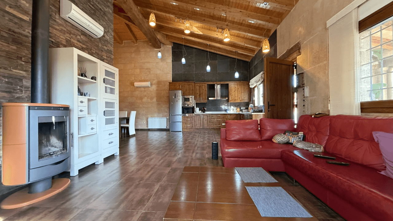 Villa exclusive de style méditerranéen alliant luxe, efficacité énergétique et matériaux haut de gamme.