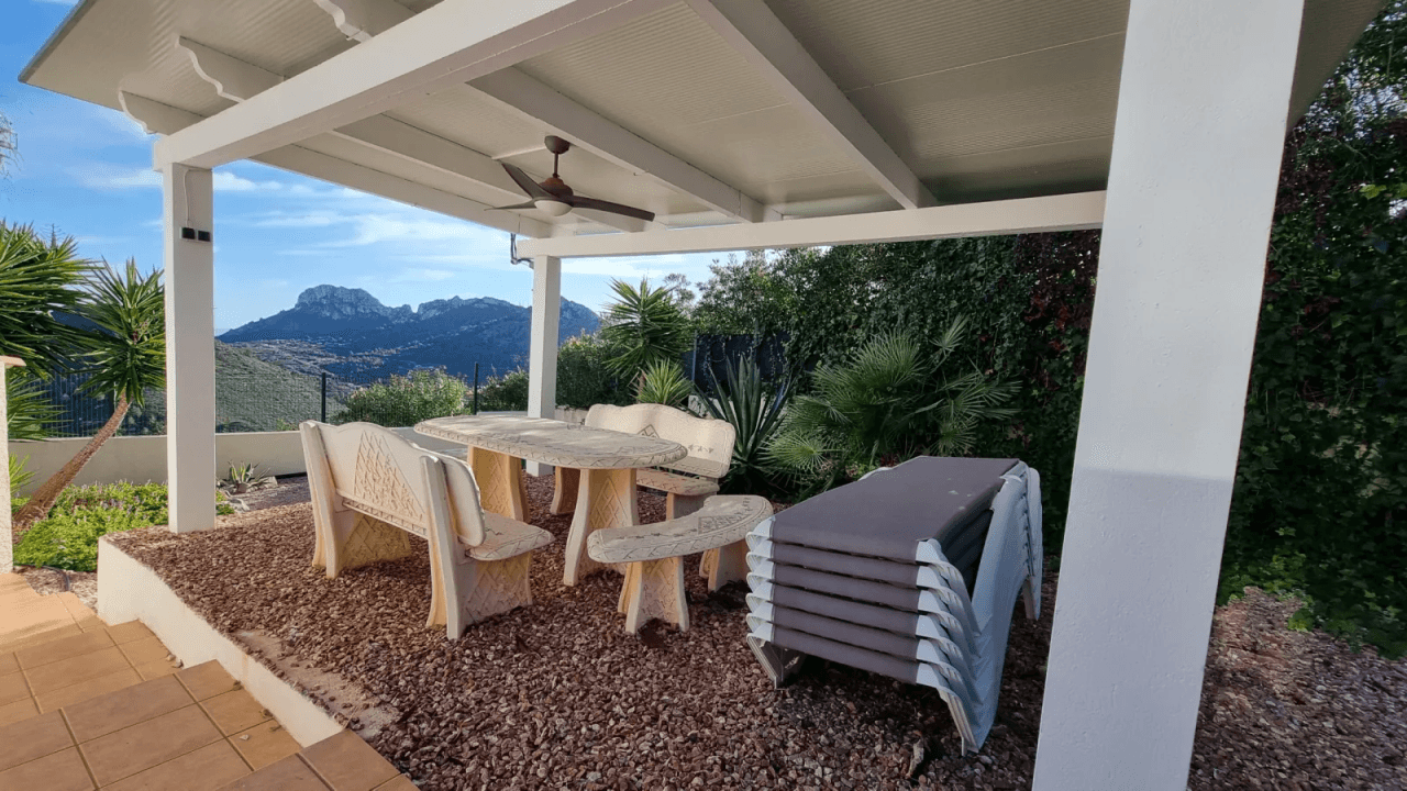 Villa muy bien cuidada de 4 dormitorios con piscina en una impresionante ubicación panorámica en Rafol del Almunia