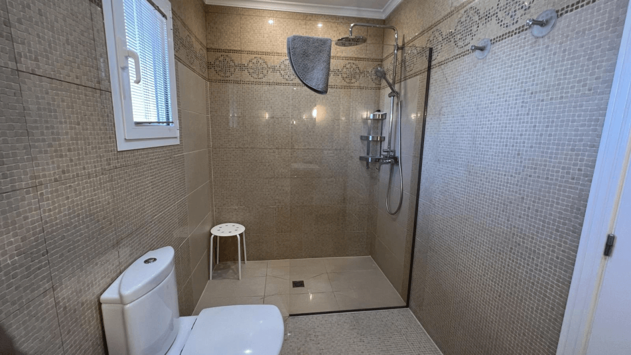 Meernahe Villa in Els Poblets mit Salzwasserpool und großem Grundstück, 3 Schlafzimmern, Gas-Zentralheizung und Zentral-Klimaanlage.