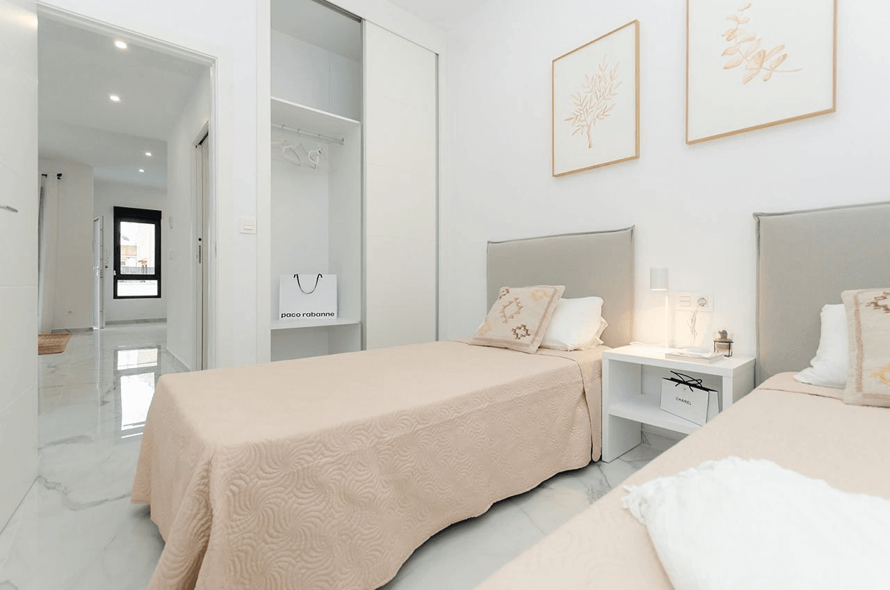 Villas avec 3 chambres, 3 salles de bains, climatisation pré-installée, piscine privée et parking privé