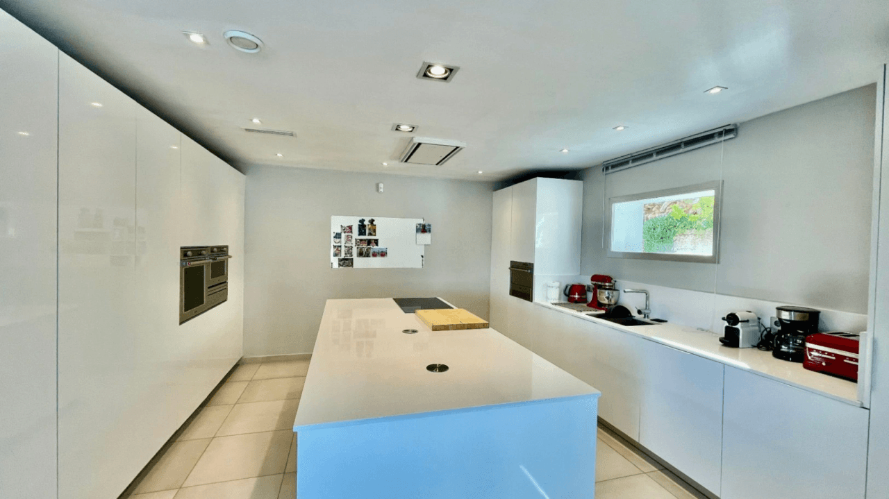 Villa zu verkaufen in Orba: Minimalistischer Luxus mit fantastischer Aussicht