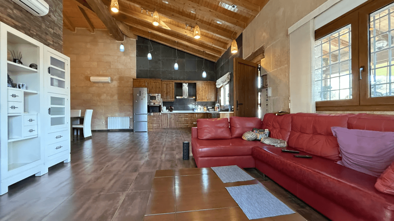 Villa exclusive de style méditerranéen alliant luxe, efficacité énergétique et matériaux haut de gamme.