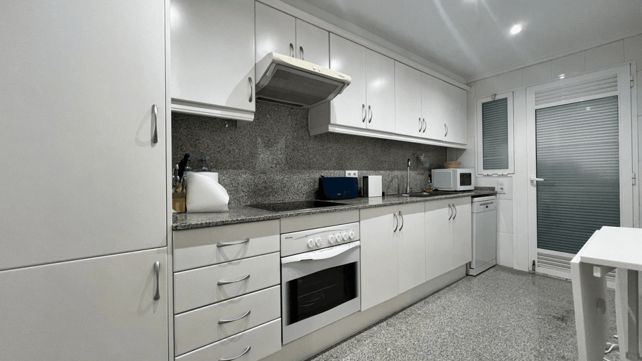Appartement avec 2 chambres, piscine communautaire et à seulement 50m de la mer Méditerranée !