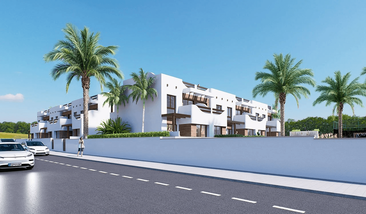 Bungalows altos de 2 dormitorios y 2 baños con solario, parking privado y piscina comunitaria a tan solo 200 m de la playa