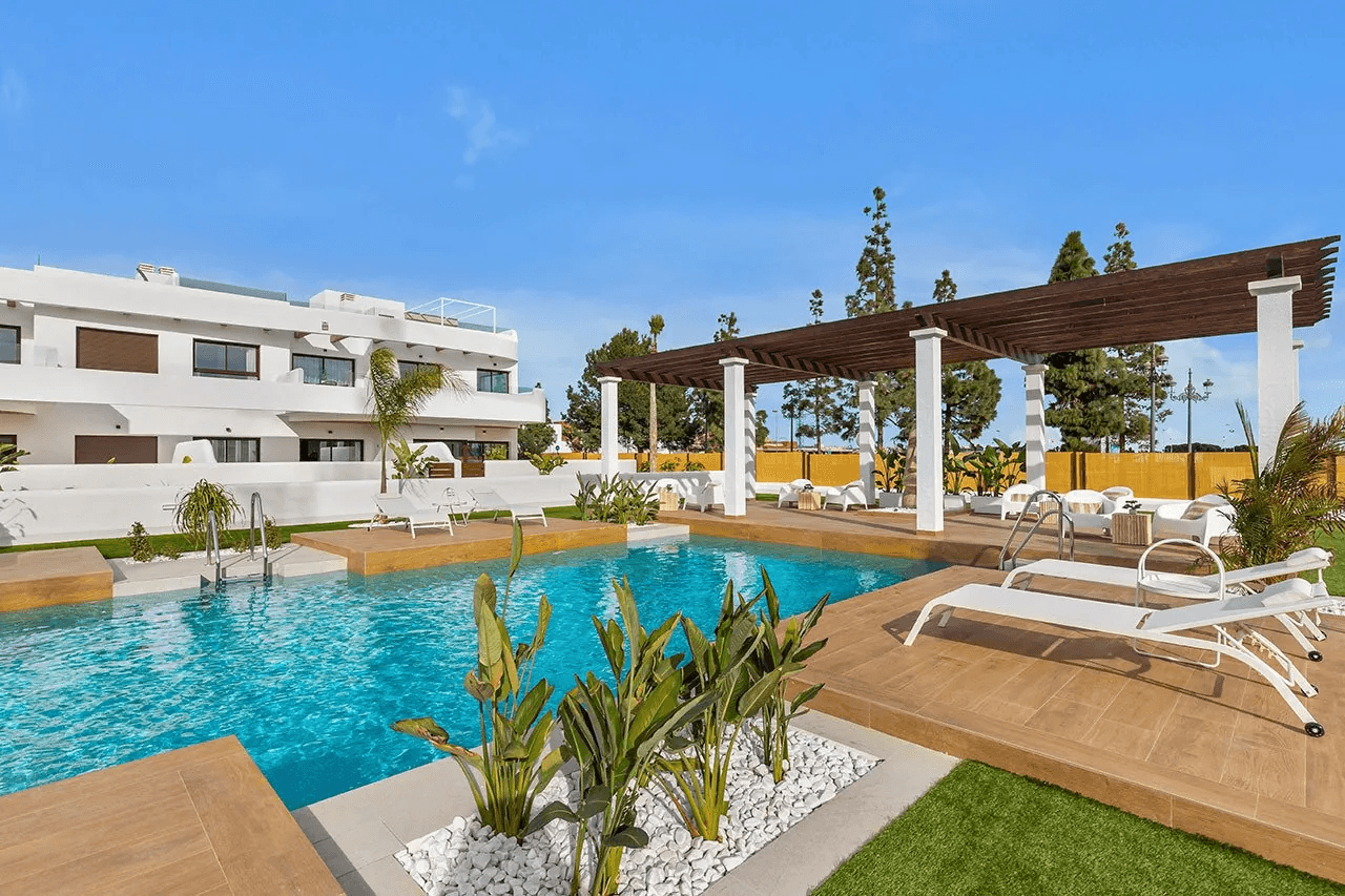 Apartamentos de 3 dormitorios y 2 baños con piscina comunitaria y parking privado junto al La Serena Golfresort
