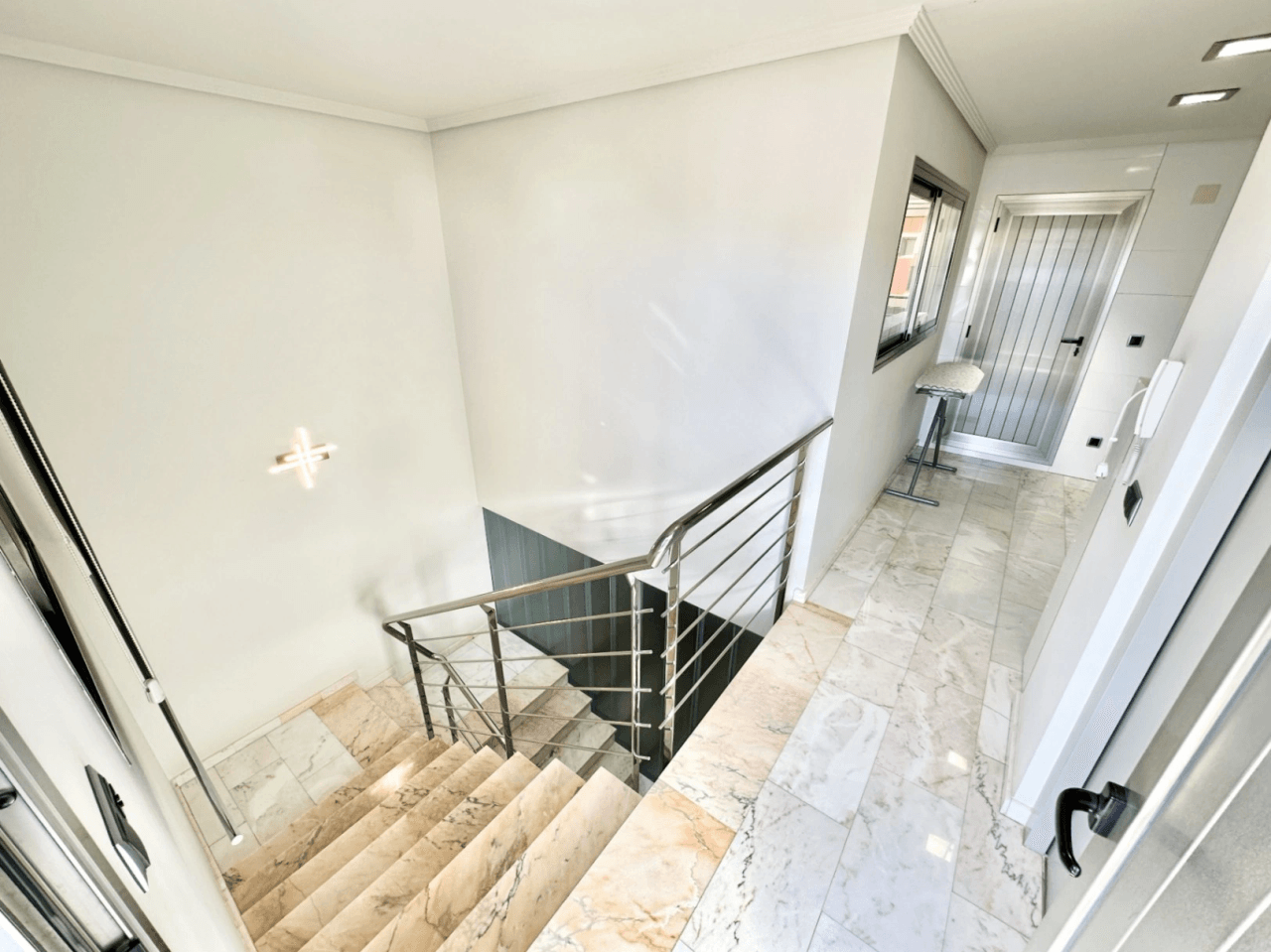 Espace, Lumière et Design dans une Maison Unique à Pego