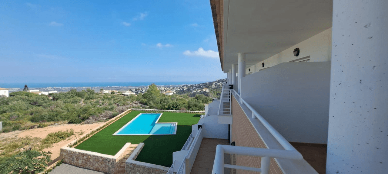 Superbe appartement duplex penthouse de 2 chambres dans un endroit calme avec vue imprenable sur le Monte Pego