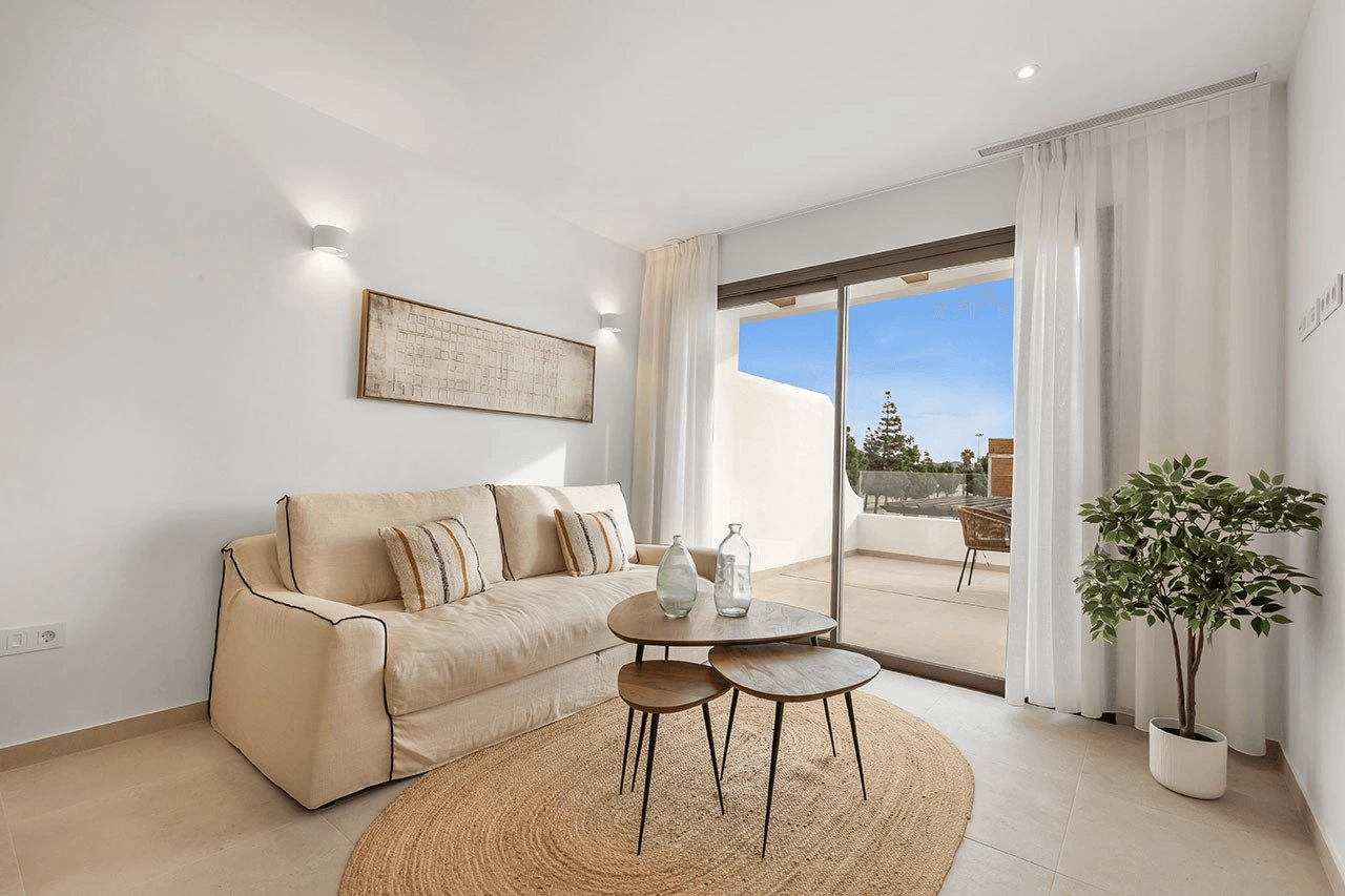 Áticos de 2 dormitorios y 2 baños con solárium, piscina comunitaria y parking privado junto al La Serena Golfresort