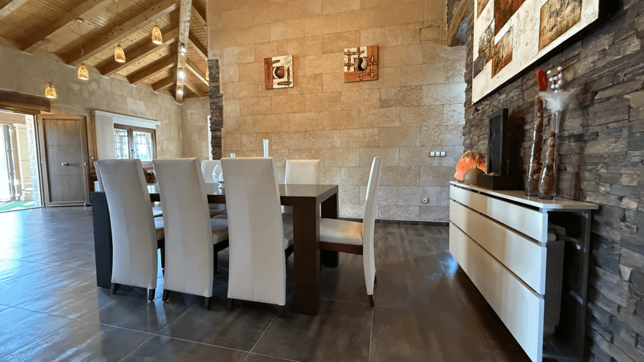 Villa exclusive de style méditerranéen alliant luxe, efficacité énergétique et matériaux haut de gamme.