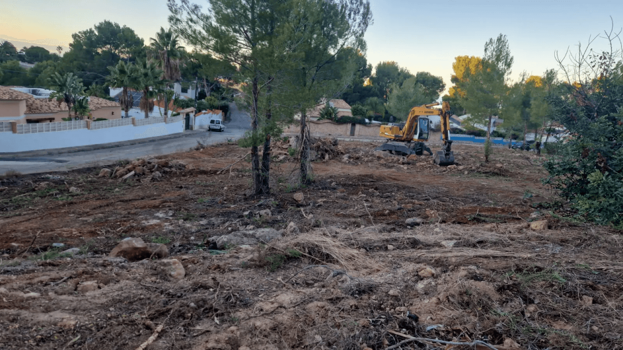 Sehr schönes Neubauprojekt im Ibiza Stil auf einem großen flachen Grundstück in Denia