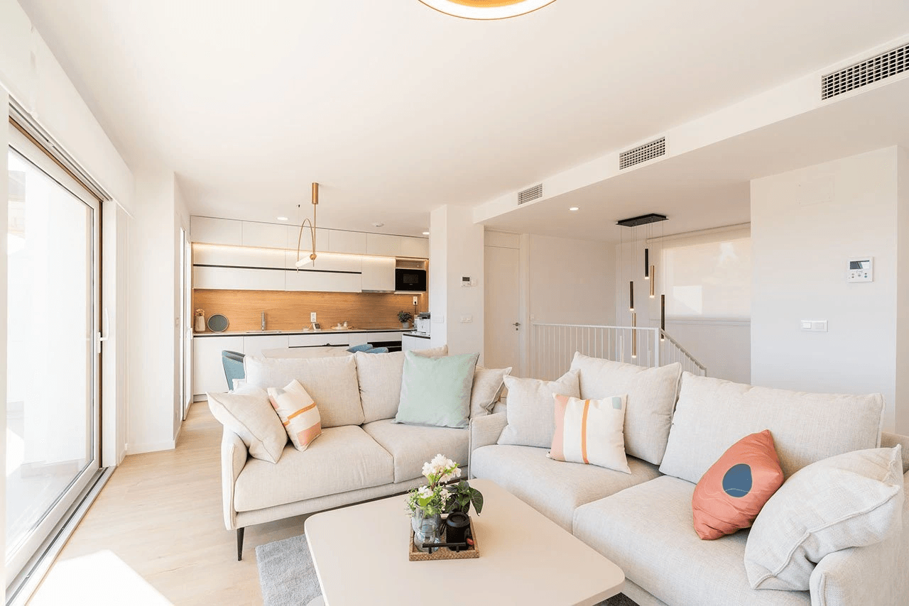 Maisons mitoyennes avec 4 chambres, 3 salles de bains, WC invités, vue sur la mer, climatisation, place de parking et piscine commune