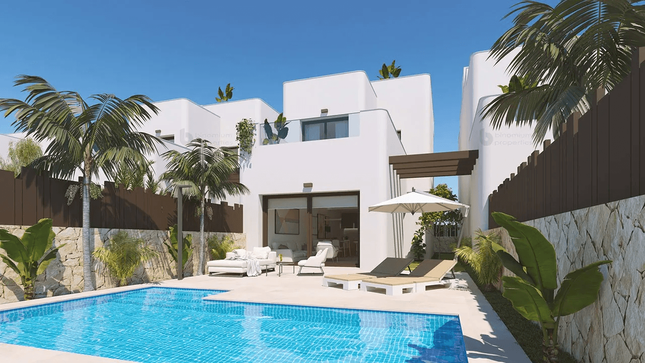 Maravillosas villas de 3 dormitorios y 3 baños con solario, suelo radiante en baños y piscina privada a tan solo 1 km de la playa