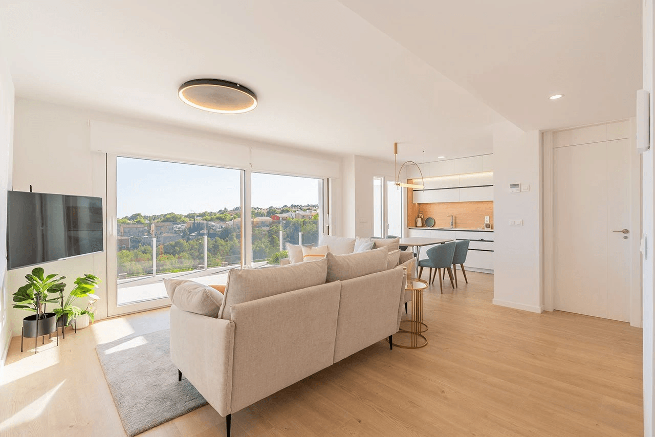 Maisons mitoyennes avec 4 chambres, 3 salles de bains, WC invités, vue sur la mer, climatisation, place de parking et piscine commune