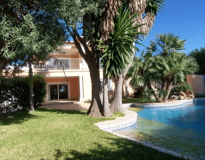 Neuere Villa mit 4 Schlafzimmer zu Verkaufen in Moraira