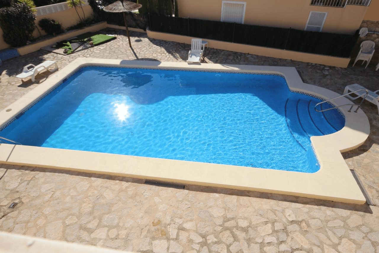 Jolie maison mitoyenne avec piscine à Gata de Gorgos