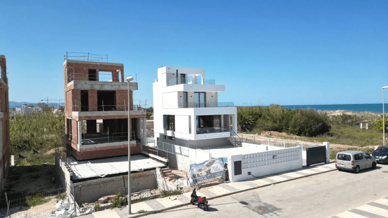 Villa de lujo de nueva construcción con acceso directo a la playa a poca distancia del puerto y del campo de golf.
