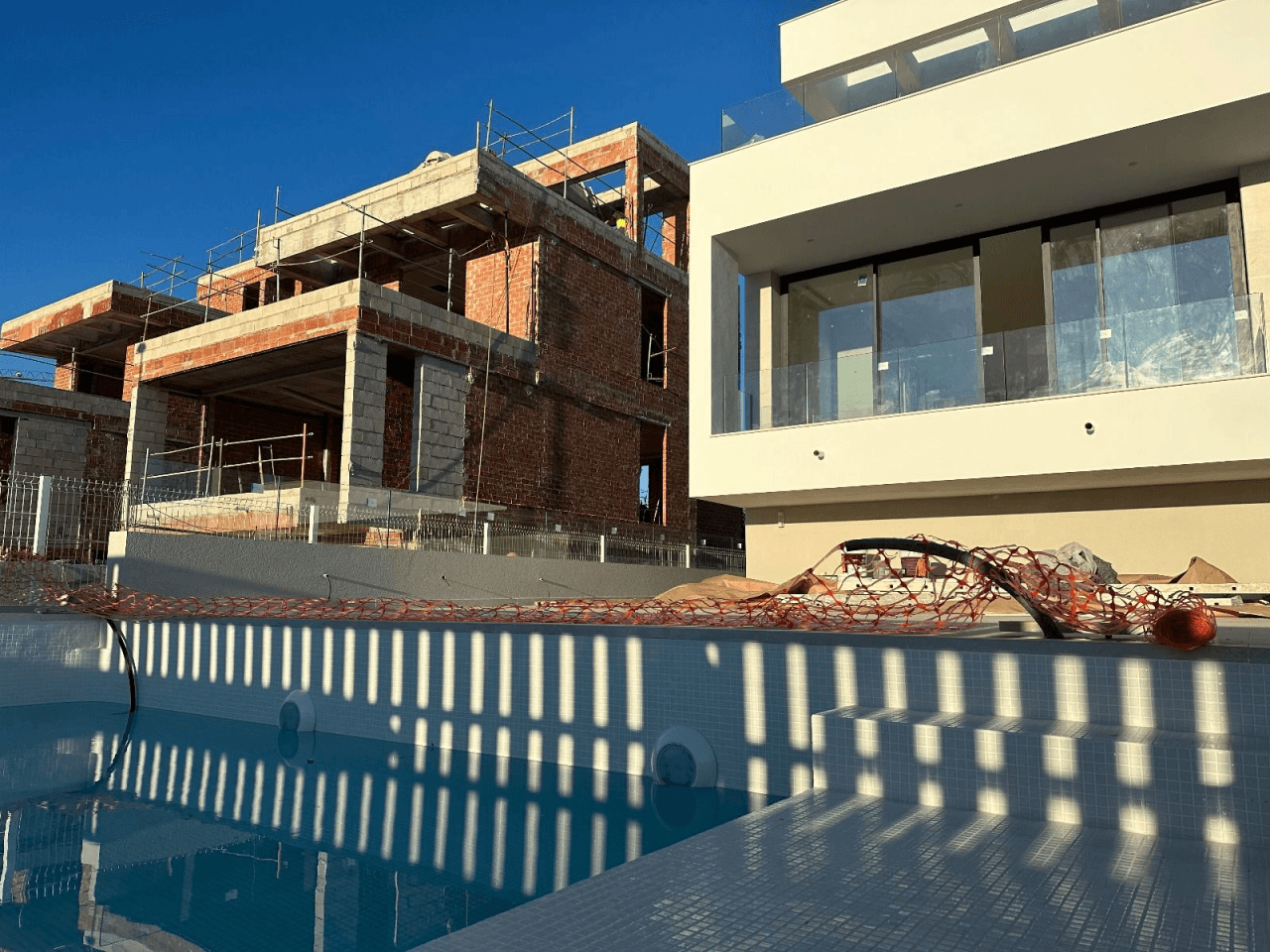 Villa de lujo de nueva construcción con acceso directo a la playa a poca distancia del puerto y del campo de golf.