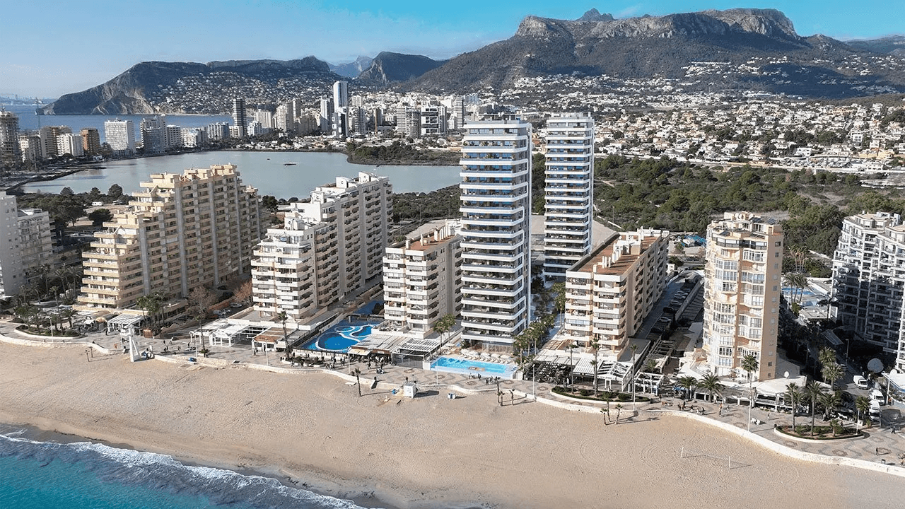 Appartements avec 2 chambres, 2 salles de bain, climatisation et vue sur la mer en première ligne de la plage